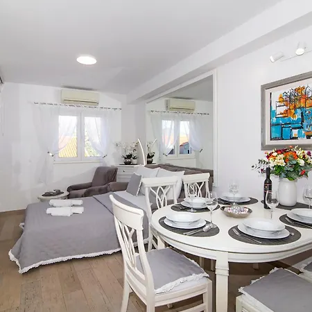 Mirror Apartment
