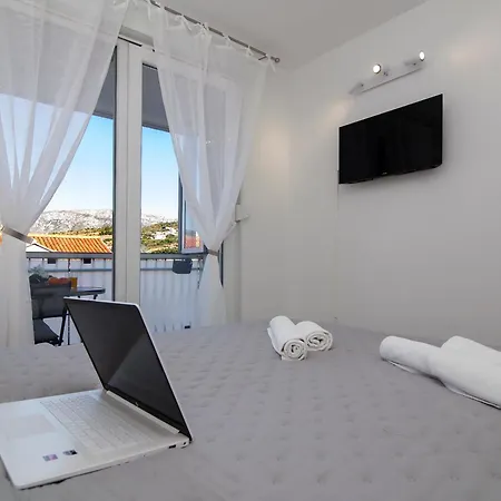 Mirror Apartment *