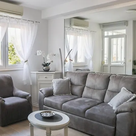 Mirror Apartment