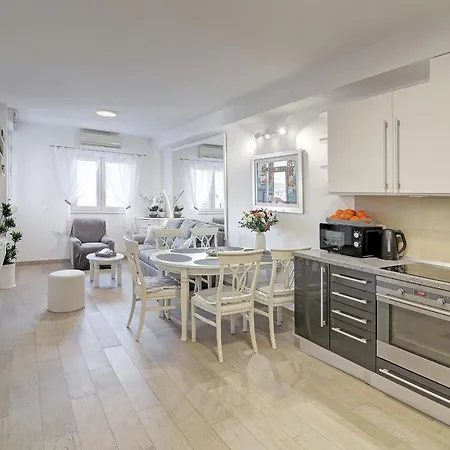 Mirror Apartment *
