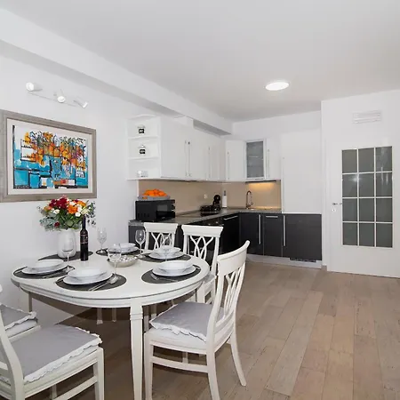 Mirror شقة دوبروفينك