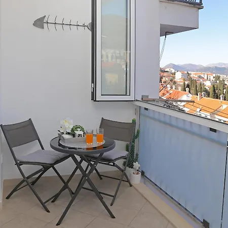Mirror Apartment