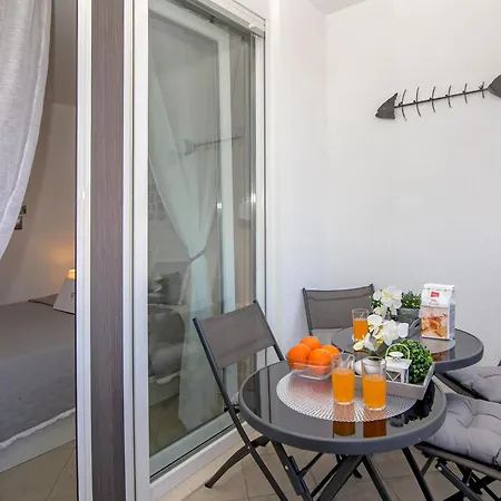 Mirror Apartment