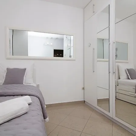 Mirror Apartment *