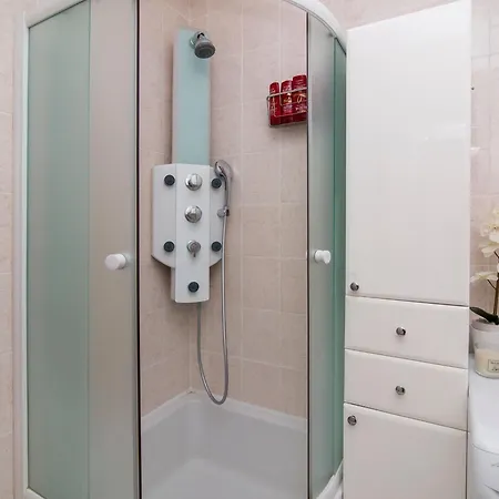 Mirror Apartment *