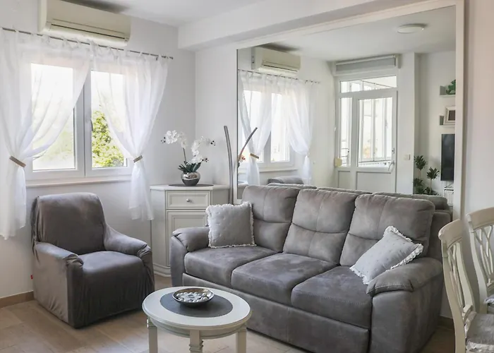 Mirror Apartment