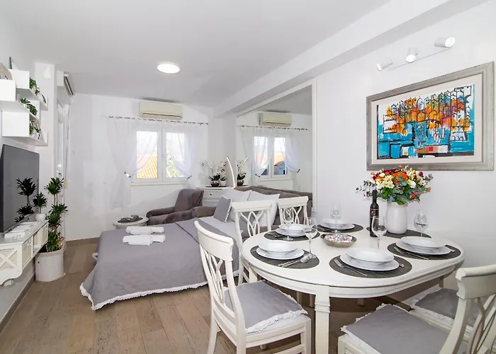 Mirror Apartment