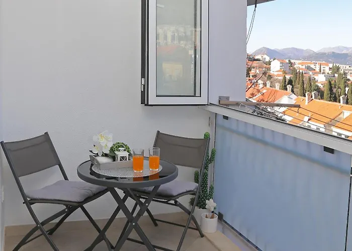 Mirror Apartment