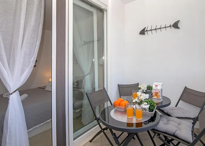 Mirror Apartment